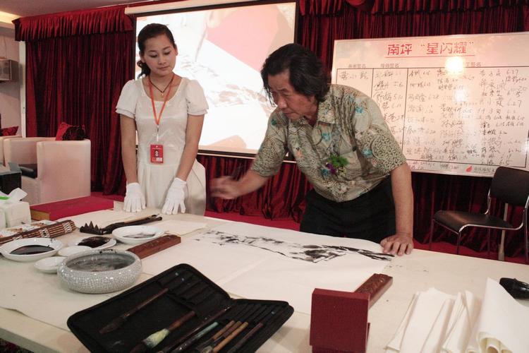 推行书画艺术品经纪代理制度,以弘扬我国传统文化艺术,促进书画艺术市